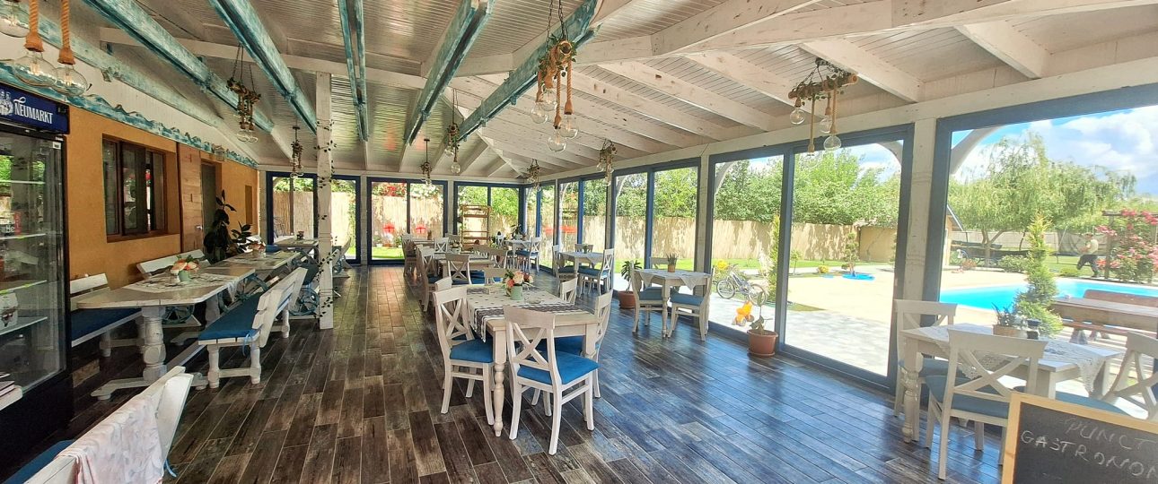 Restaurant traditional din Delta Dunarii, decor rustic si atmosfera autentica