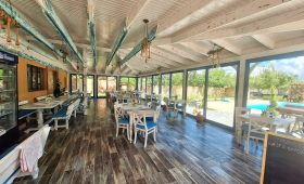 Restaurant traditional din Delta Dunarii, decor rustic si atmosfera autentica